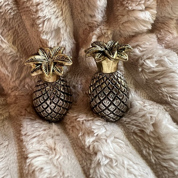 Other - Gold and Silver Pineapple Salt & Pepper Shakers EUC